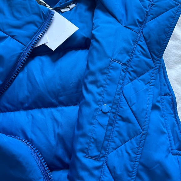 Lacoste sleeveless puffer vest in a soft bleu - Picture 7 of 9